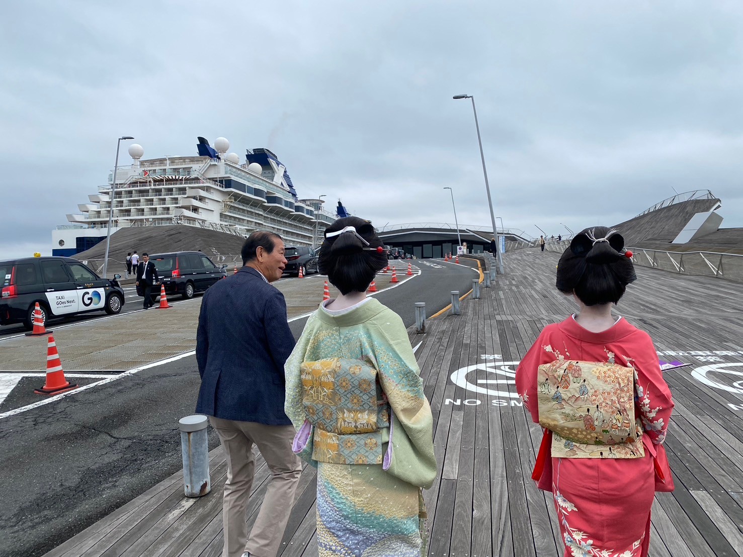 Yokohama waterfront experience with traditional Japanese performers